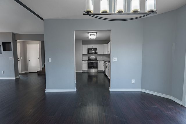 1957 W Nottingham Street, Springfield, MO 65810