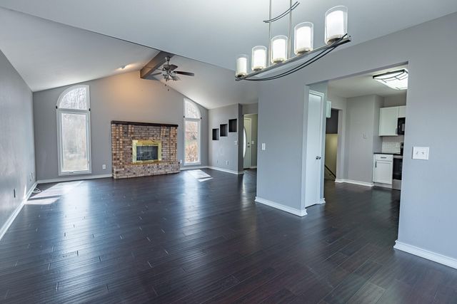 1957 W Nottingham Street, Springfield, MO 65810