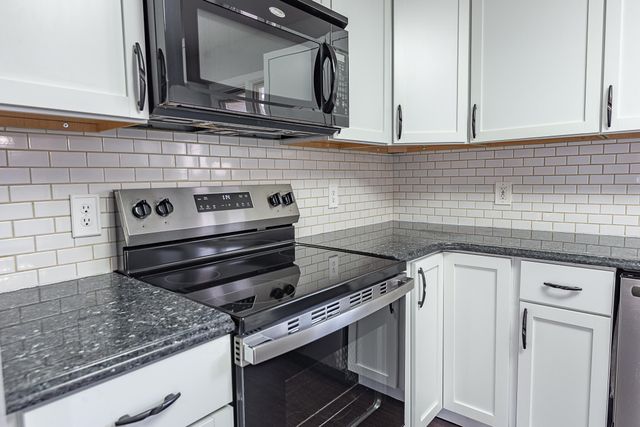 1957 W Nottingham Street, Springfield, MO 65810