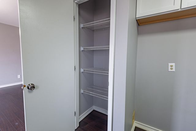 1957 W Nottingham Street, Springfield, MO 65810