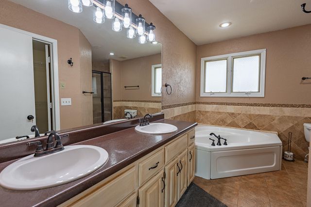 1957 W Nottingham Street, Springfield, MO 65810