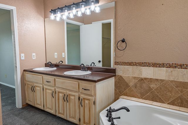 1957 W Nottingham Street, Springfield, MO 65810