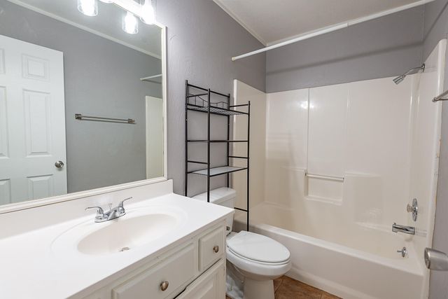 1957 W Nottingham Street, Springfield, MO 65810