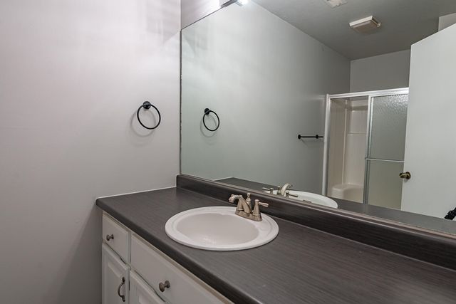 1957 W Nottingham Street, Springfield, MO 65810