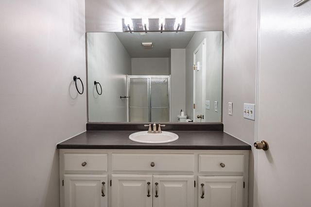 1957 W Nottingham Street, Springfield, MO 65810