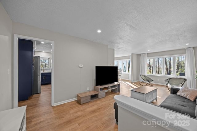 159 Long John Drive, Hendersonville, NC 28791