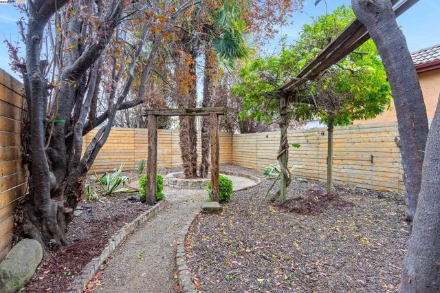 857 Athens Ave, Oakland, CA 94607