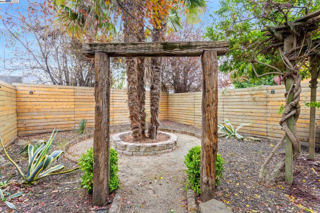 857 Athens Ave, Oakland, CA 94607