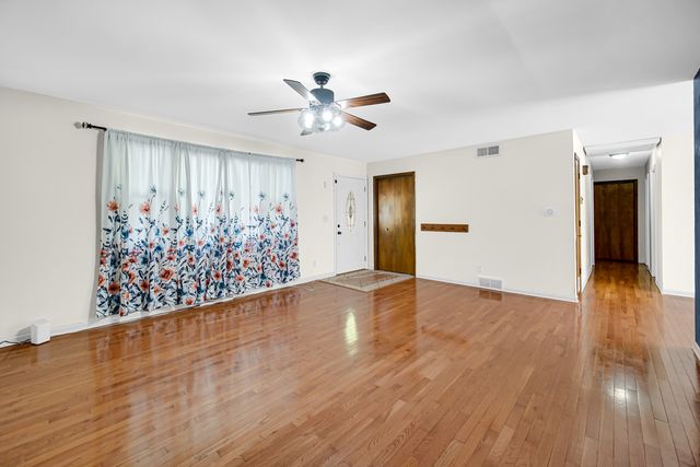 104 Poplar Road, Yorkville, IL 60560