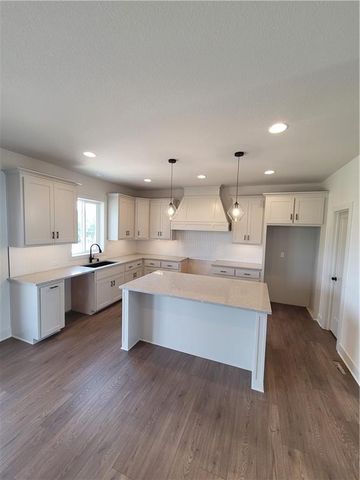 9006 N Poplar Avenue, Kansas City, MO 64156