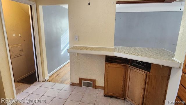 2755 Longmeadow Drive, Trenton, MI 48183