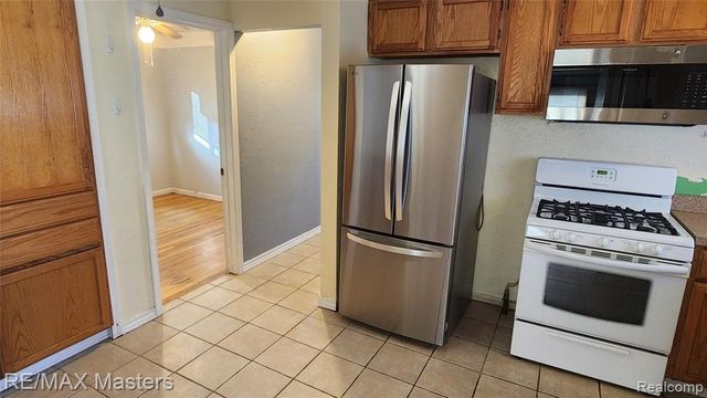 2755 Longmeadow Drive, Trenton, MI 48183