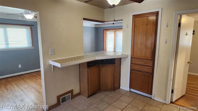 2755 Longmeadow Drive, Trenton, MI 48183