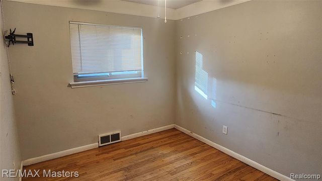 2755 Longmeadow Drive, Trenton, MI 48183