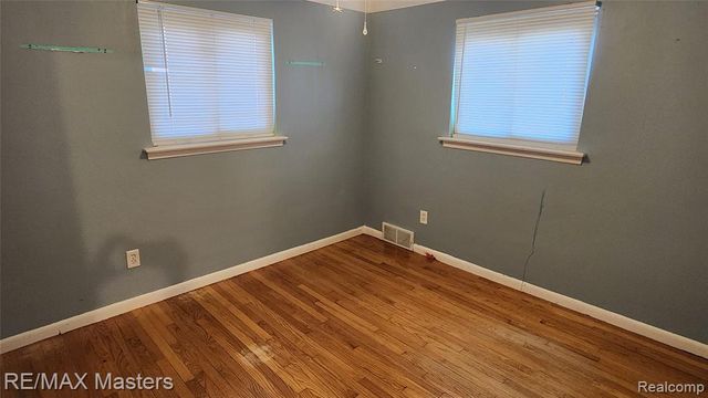 2755 Longmeadow Drive, Trenton, MI 48183