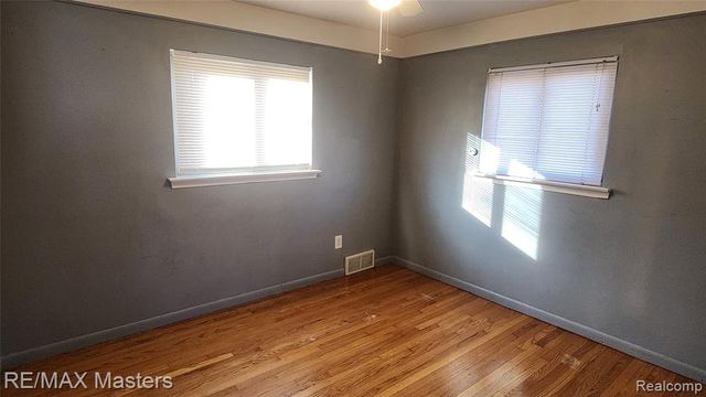 2755 Longmeadow Drive, Trenton, MI 48183