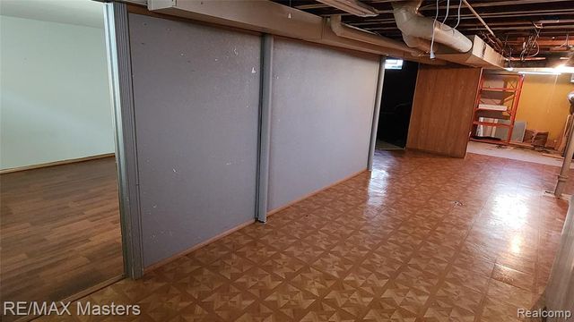 2755 Longmeadow Drive, Trenton, MI 48183