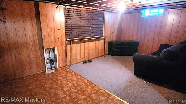 2755 Longmeadow Drive, Trenton, MI 48183