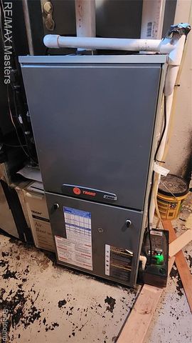 2755 Longmeadow Drive, Trenton, MI 48183