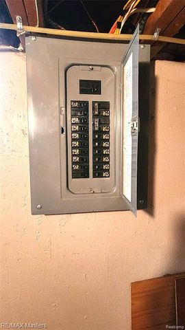 2755 Longmeadow Drive, Trenton, MI 48183