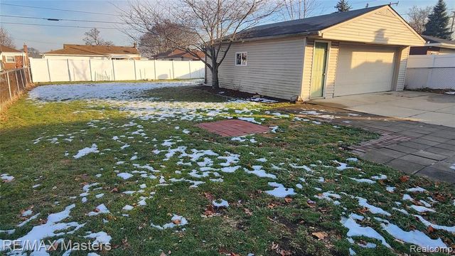 2755 Longmeadow Drive, Trenton, MI 48183