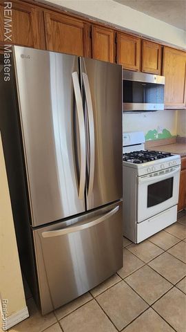 2755 Longmeadow Drive, Trenton, MI 48183