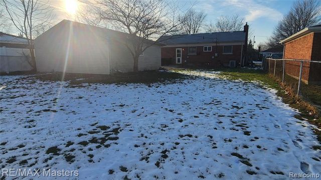 2755 Longmeadow Drive, Trenton, MI 48183