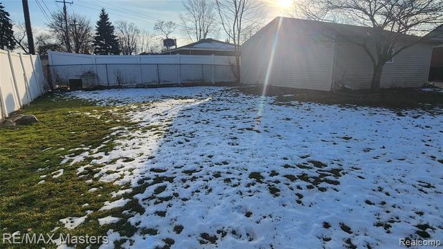 2755 Longmeadow Drive, Trenton, MI 48183