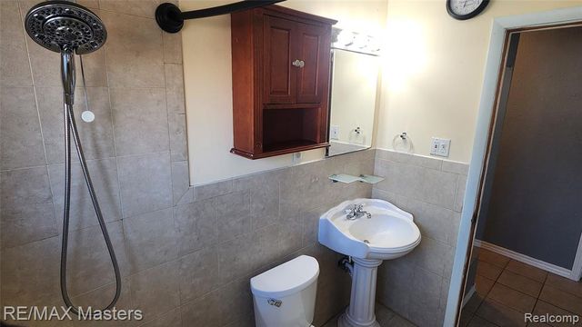 2755 Longmeadow Drive, Trenton, MI 48183