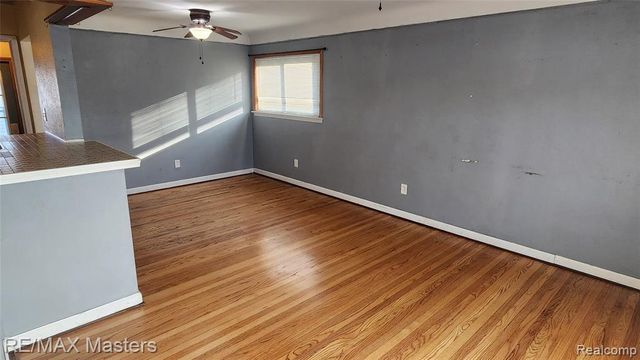 2755 Longmeadow Drive, Trenton, MI 48183