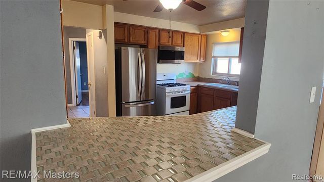 2755 Longmeadow Drive, Trenton, MI 48183