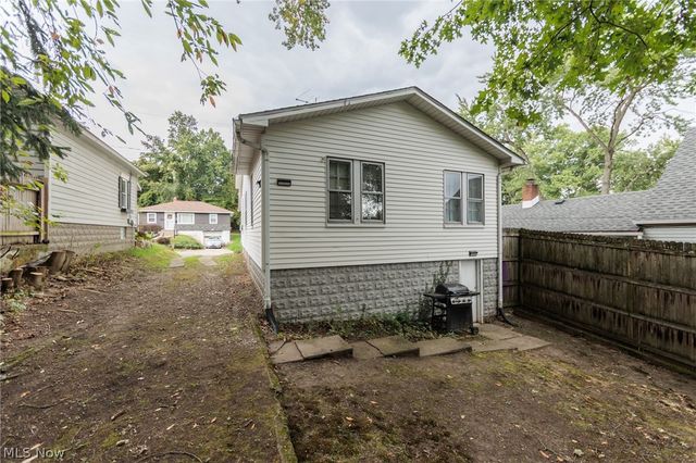 1305 Big Falls Avenue, Akron, OH 44310