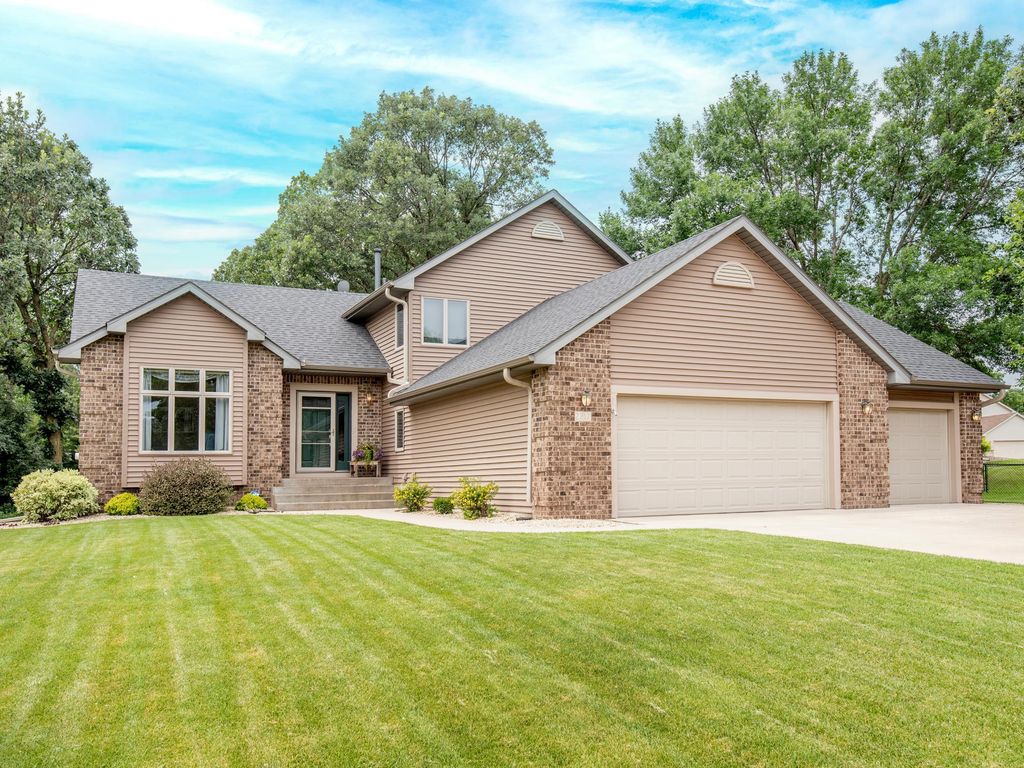 2212 Hydram Avenue N, Oakdale, MN 55128