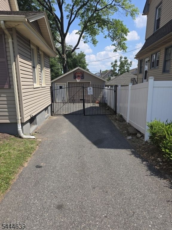 350 S Harrison St, East Orange City, NJ 07018 — photo 2