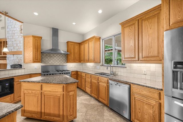 203 W Lake Drive, Weatherford, TX 76087