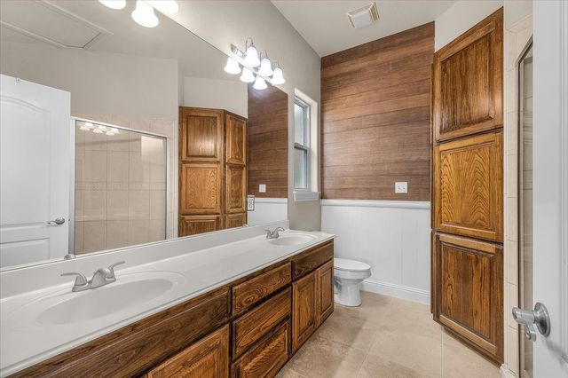 203 W Lake Drive, Weatherford, TX 76087