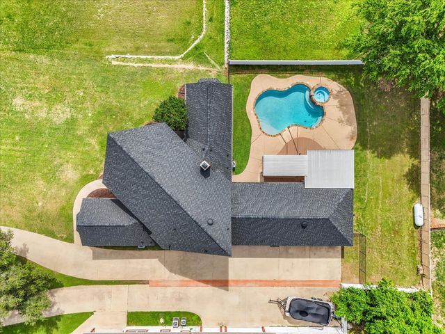203 W Lake Drive, Weatherford, TX 76087