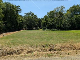 W Park Avenue, Checotah, OK 74426