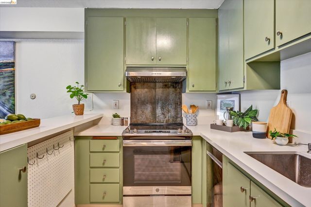 425 Orange St 202, Oakland, CA 94610