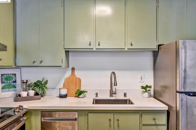 425 Orange St 202, Oakland, CA 94610