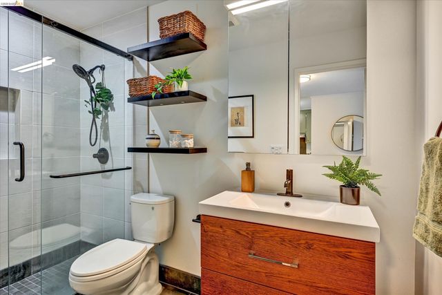 425 Orange St 202, Oakland, CA 94610