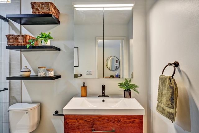 425 Orange St 202, Oakland, CA 94610