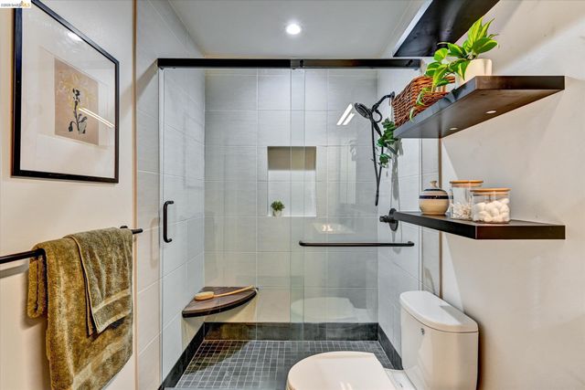 425 Orange St 202, Oakland, CA 94610