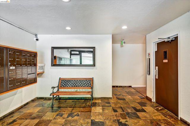 425 Orange St 202, Oakland, CA 94610