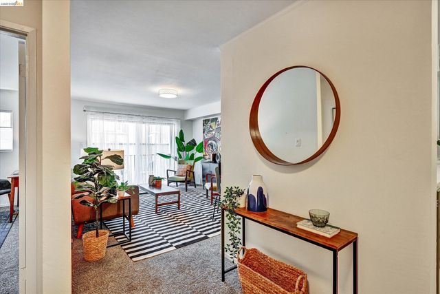 425 Orange St 202, Oakland, CA 94610