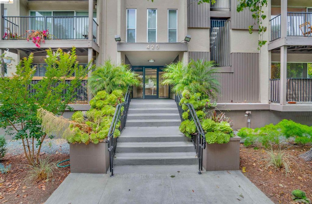 425 Orange St 202, Oakland, CA 94610