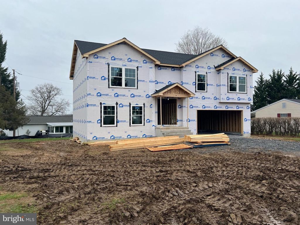 5743 CRESCENT DR, Schnecksville, PA 18078