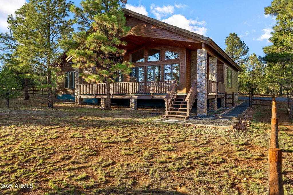 2758 JAGUAR Circle, Overgaard, AZ 85933