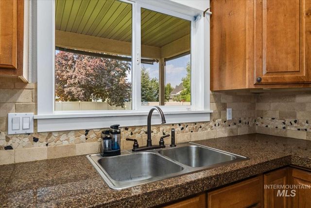 853 W Mountain Ash Loop, Nampa, ID 83686