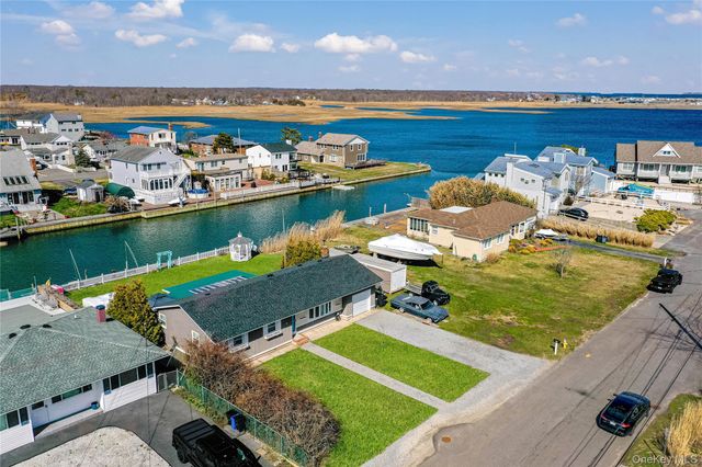 31 Roneck Court, Shirley, NY 11967